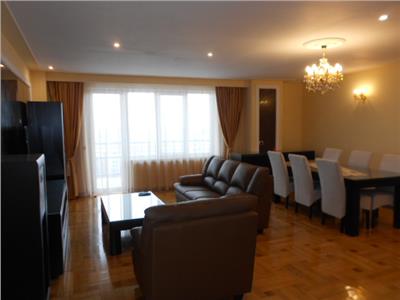 Royal Imobiliare   Vanzare Apartament 3 camere, zona Ultracentrala