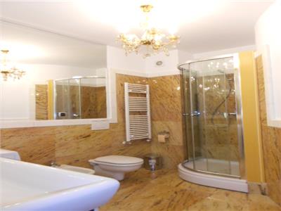 Royal Imobiliare   Vanzare Apartament 3 camere, zona Ultracentrala