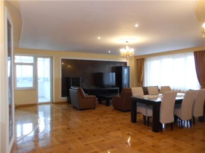 Royal Imobiliare   Vanzare Apartament 3 camere, zona Ultracentrala