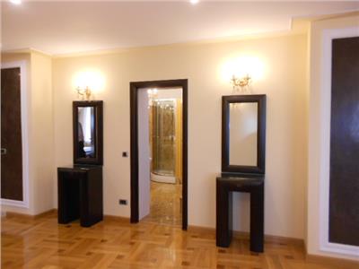 Royal Imobiliare   Vanzare Apartament 3 camere, zona Ultracentrala